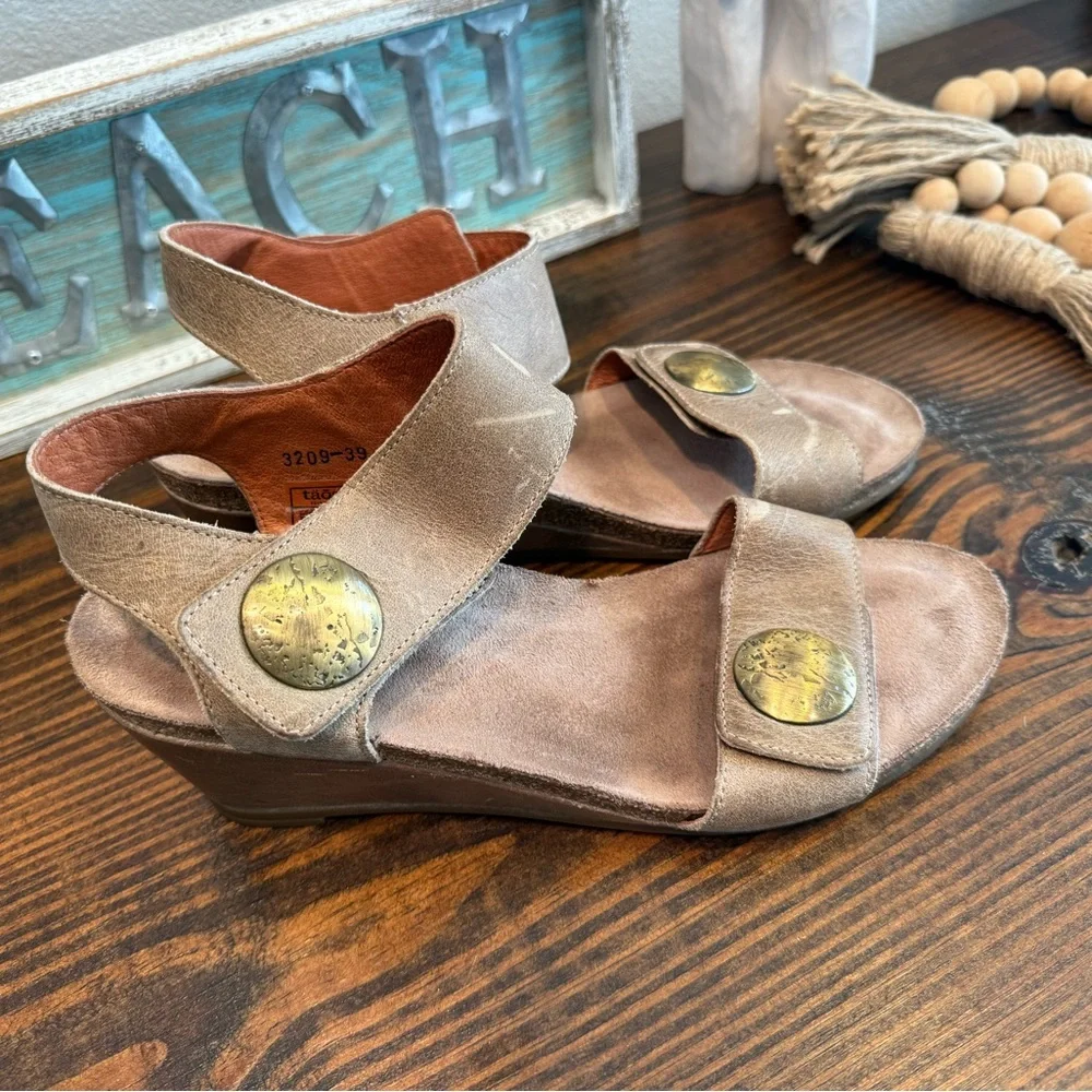 Taos Womens Carousel 3 Tan Leather Wedge Sandals Size 39 US 8-8.5 Comfort Shoes